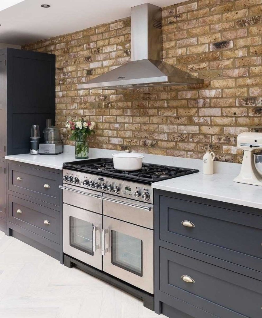 Кирпичная стена на кухне