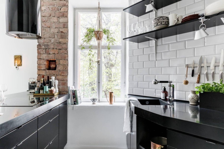 Кирпичная стена в интерьере кухни