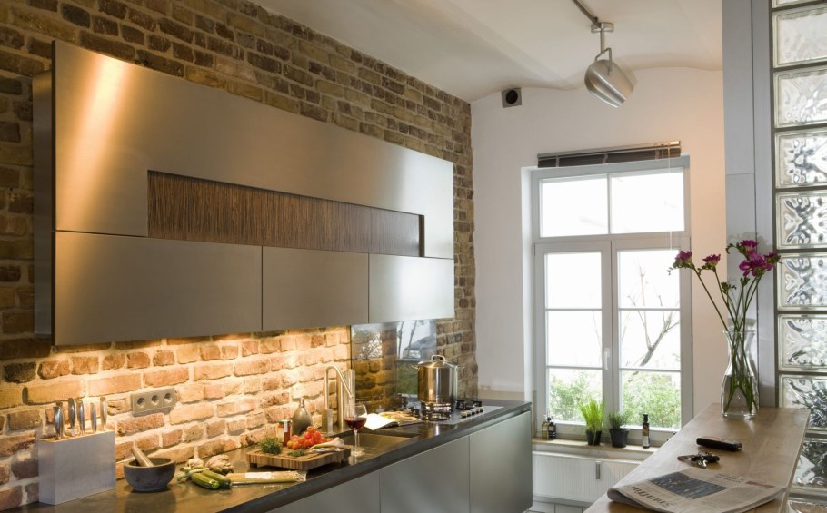 Отделка стен на кухне декоративным камнем