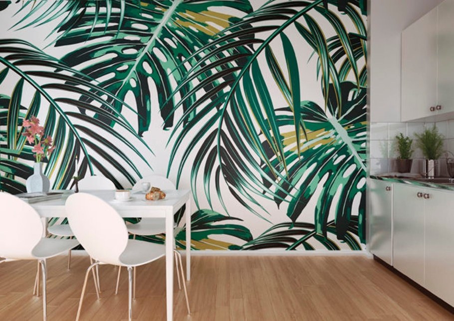 Пальмовые листья на стене