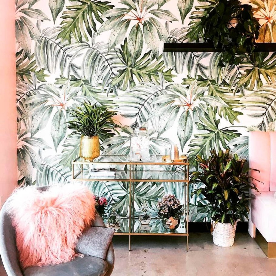 Тропические растения на стене