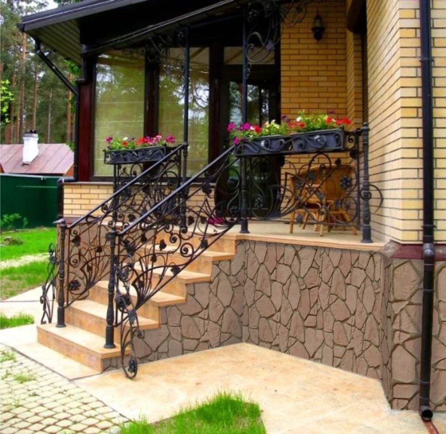 Крыльцо перед домом