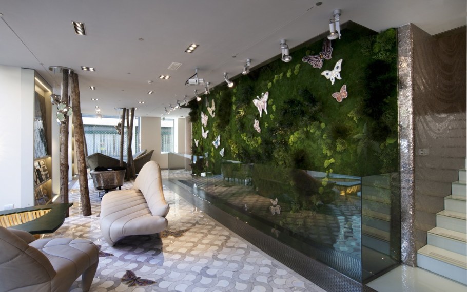 Экостиль в гостиной с фитостеной