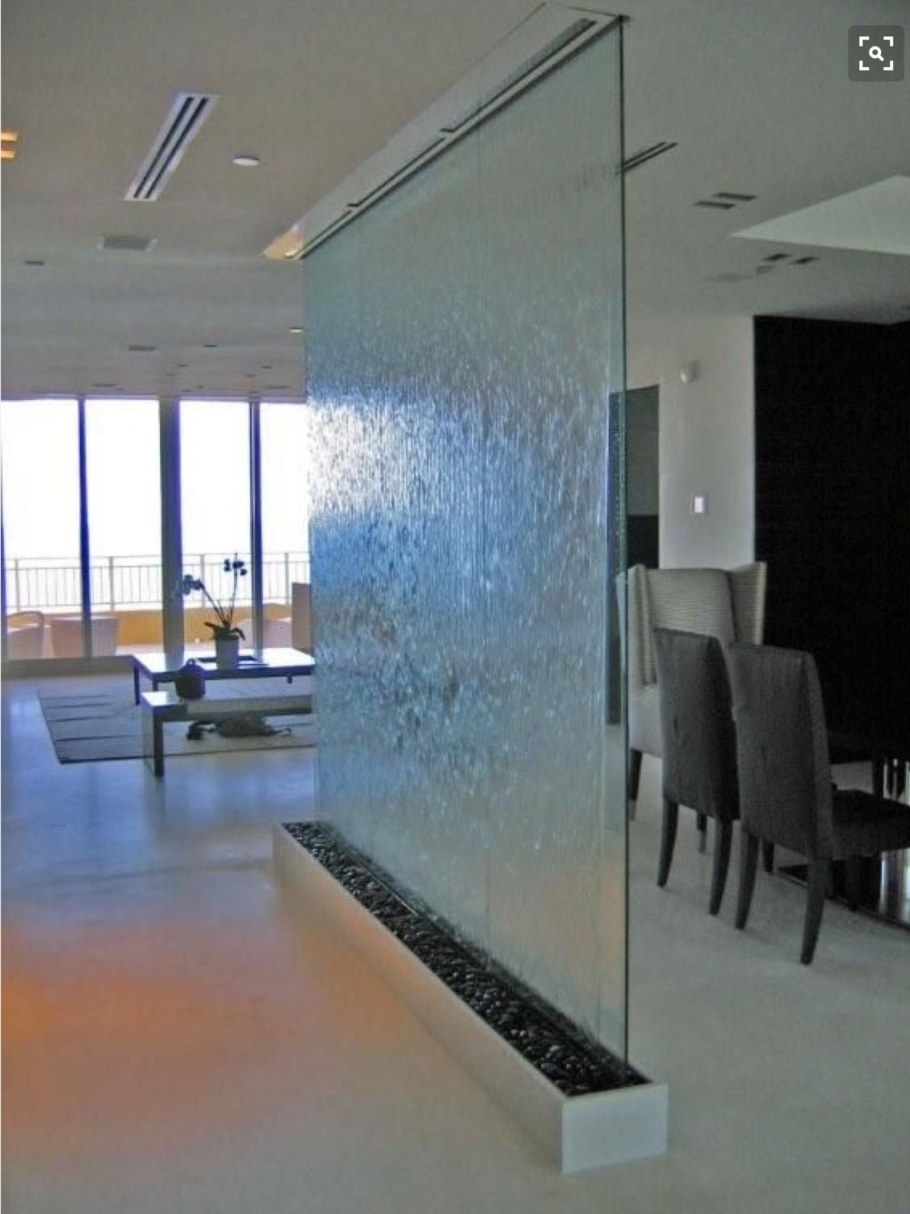 Водопад по стеклу в интерьере