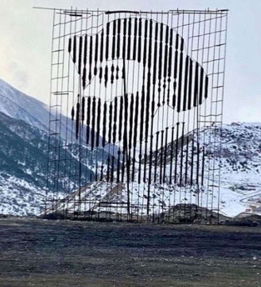 Арт объект зеркальный Барс в Северной Осетии