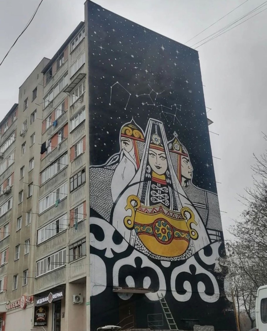 Владикавказ картины Давида Цагараева на зданиях