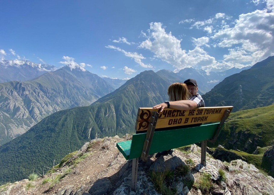 Куртатинское ущелье лавочка