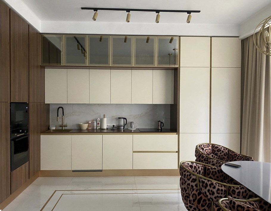 Прямые кухни с пеналом и антресолями