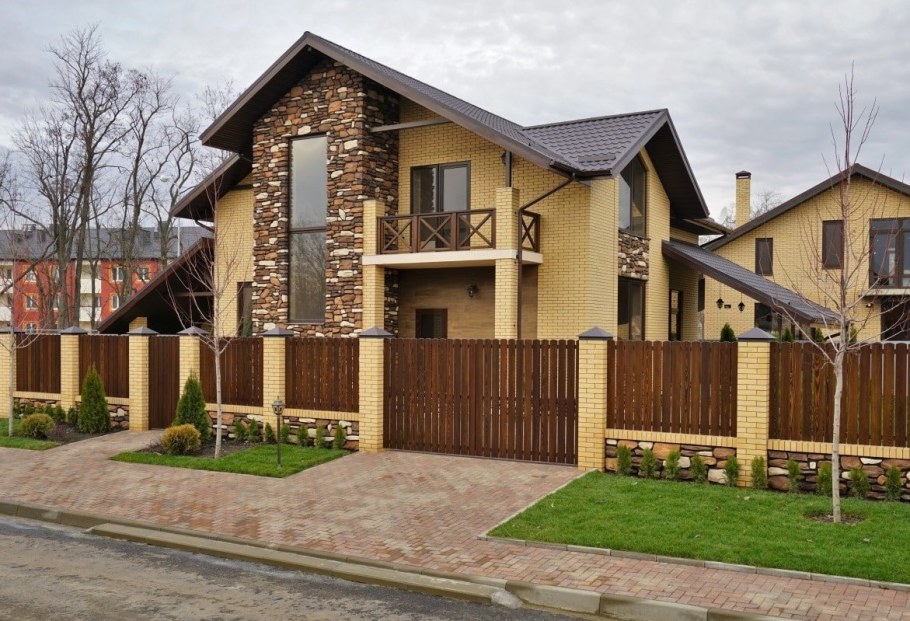 Красивый фасадный забор