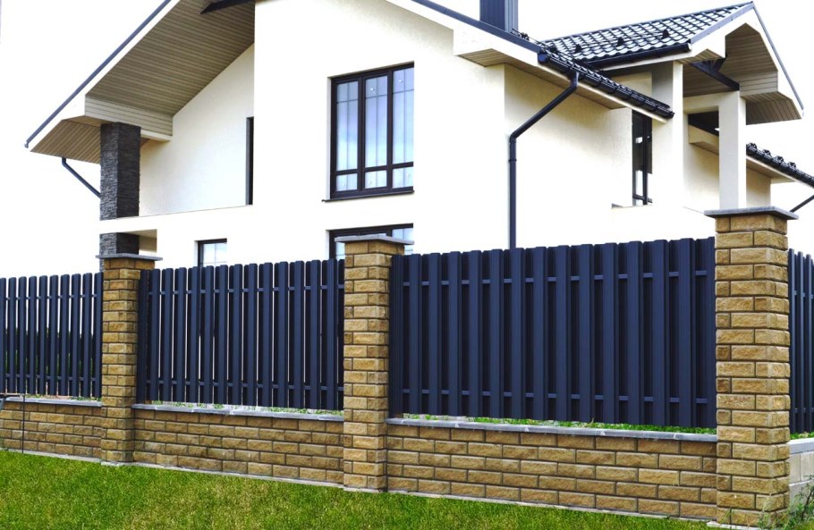 Красивый фасадный забор