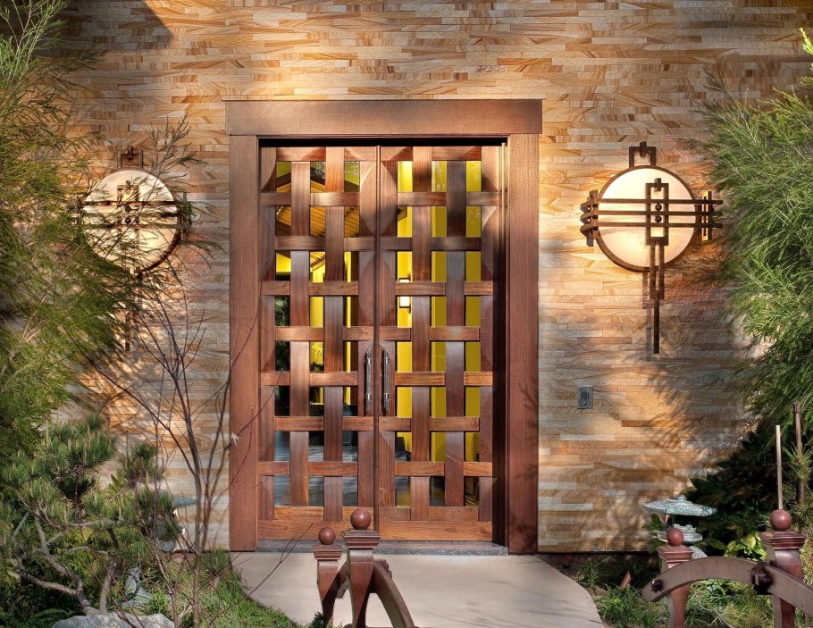 Необычные деревянные двери