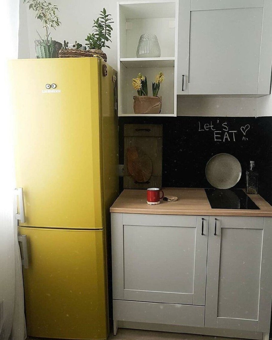 Жёлтый холодильник на маленькой кухне