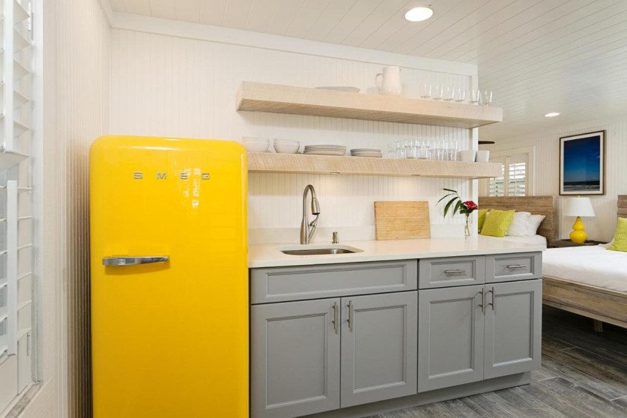 Желтый холодильник Smeg