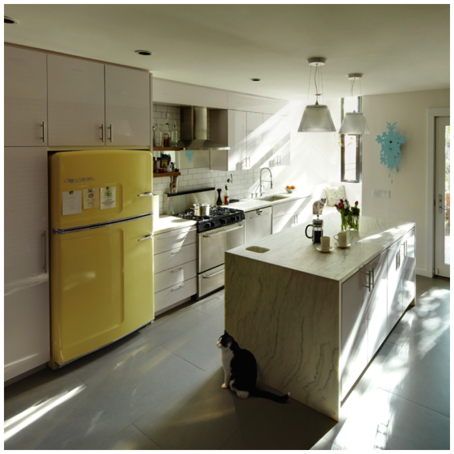 Ретро холодильник в интерьере кухни