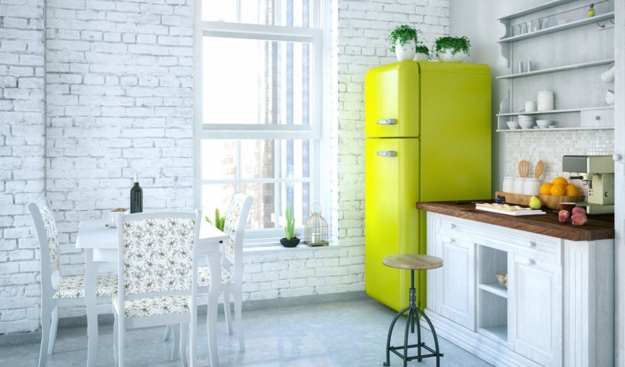Желтый холодильник в интерьере