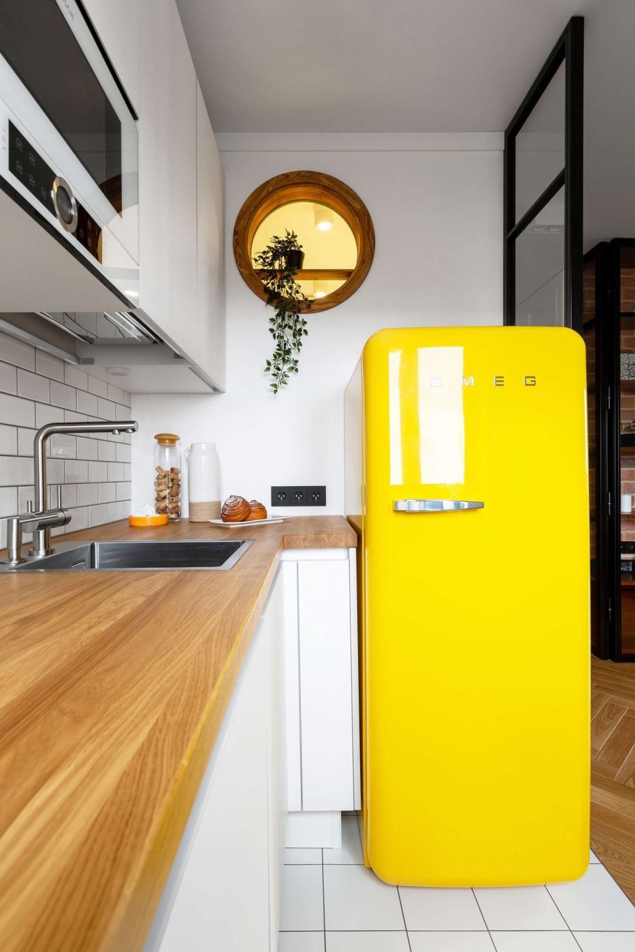 Холодильник желтого цвета