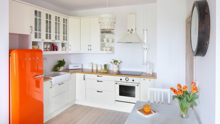 Белый холодильник в интерьере