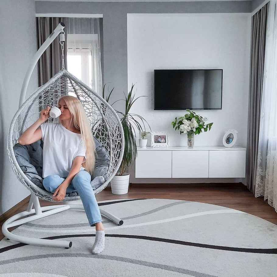 Белое кресло кокон в интерьере