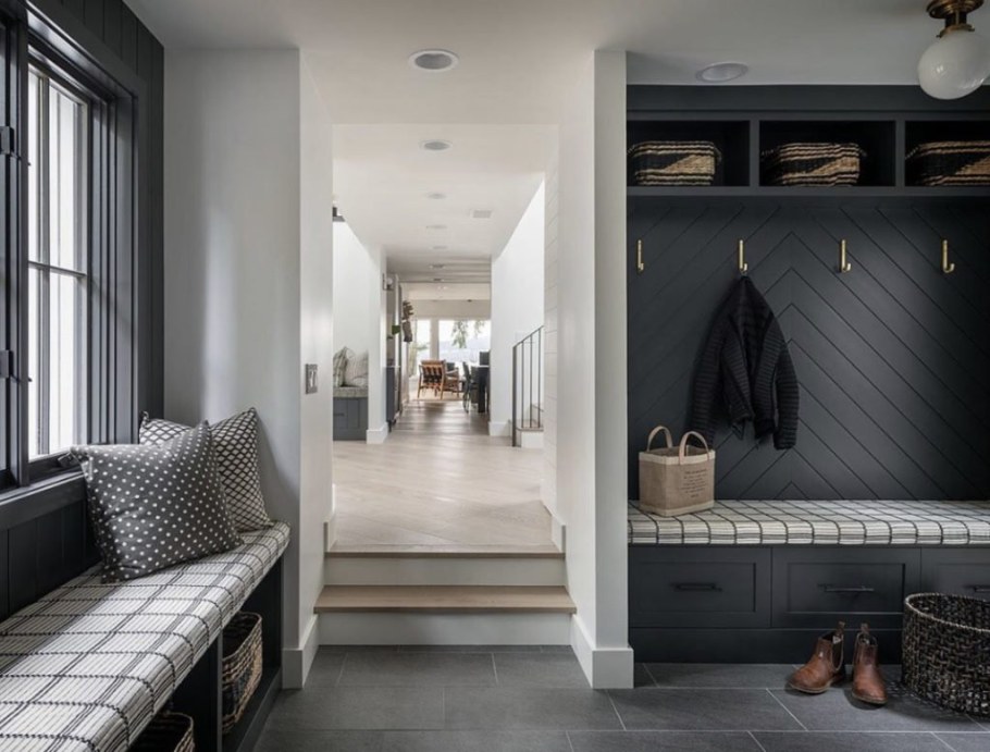 Прихожая в стиле фармхаус