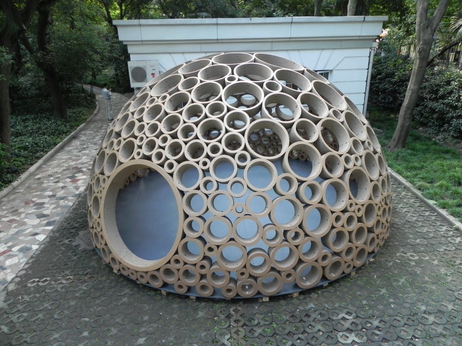 Декор из пластиковых труб для сада