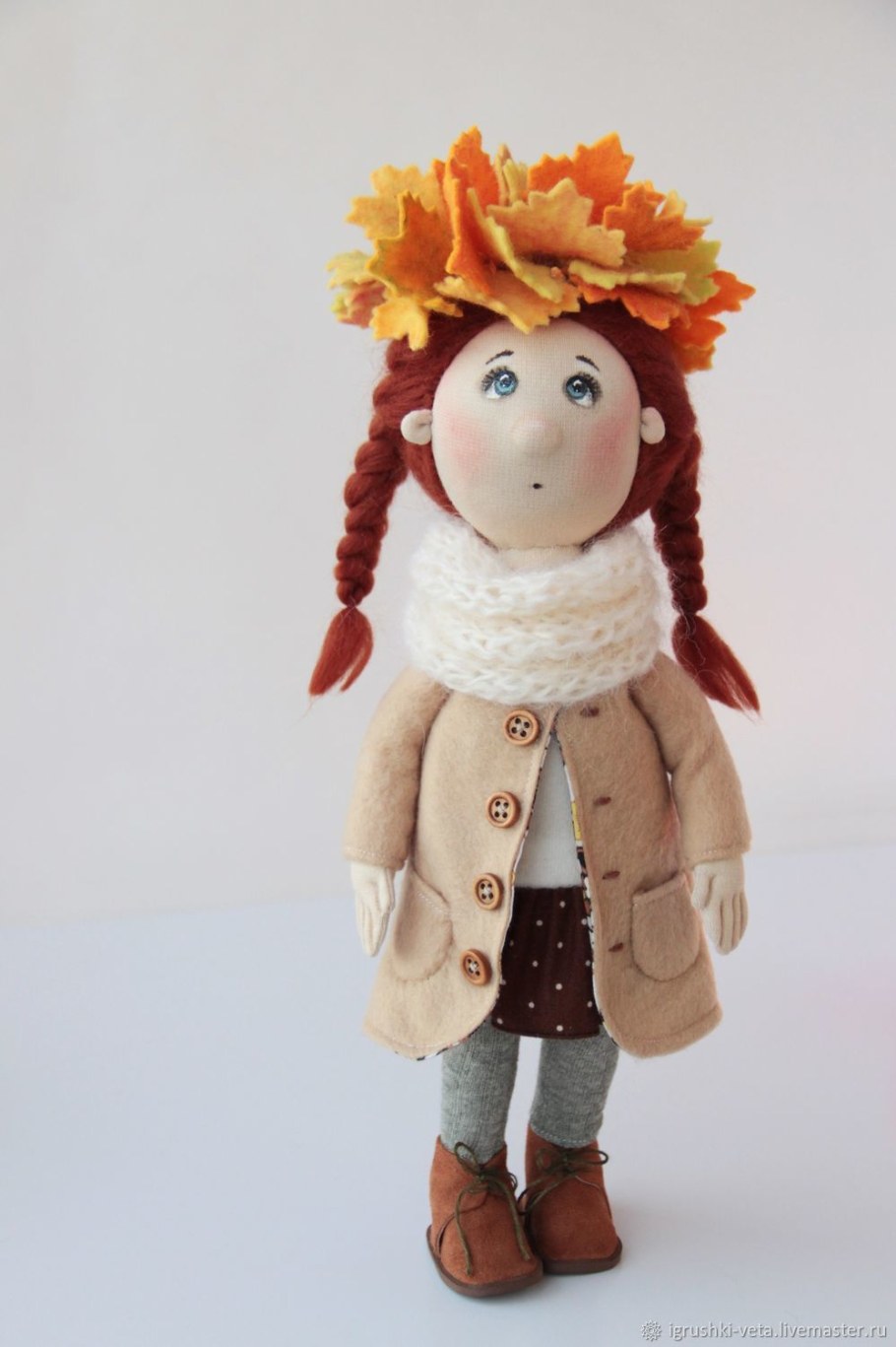 Девочка с игрушкой и осень