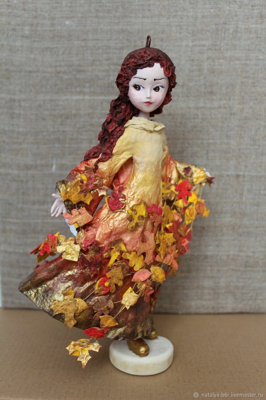 Поделка на тему осень из куклы и листьев