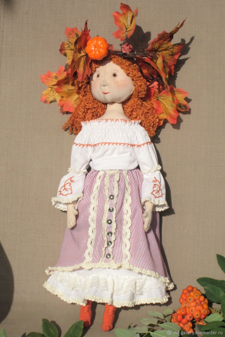 Кукла в рыжем костюме