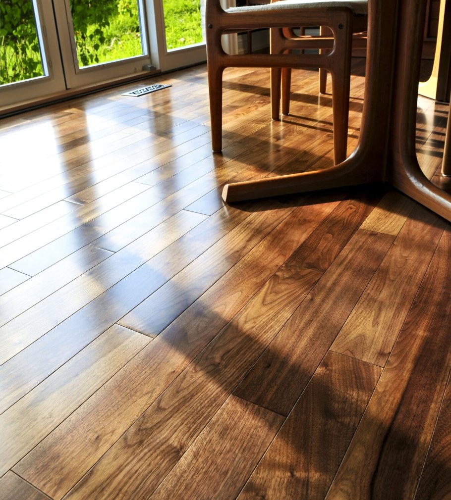 Деревянный лакированный пол