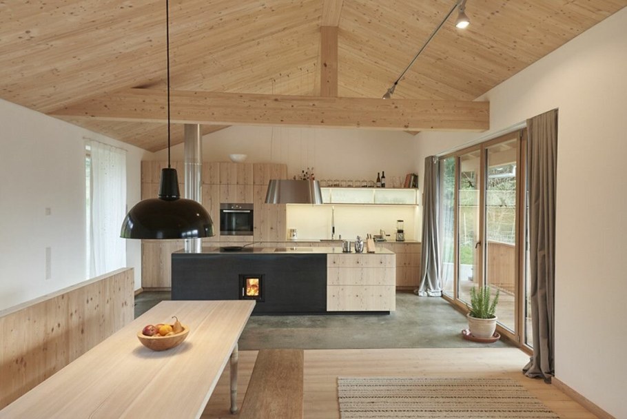 Деревянный потолок на кухне