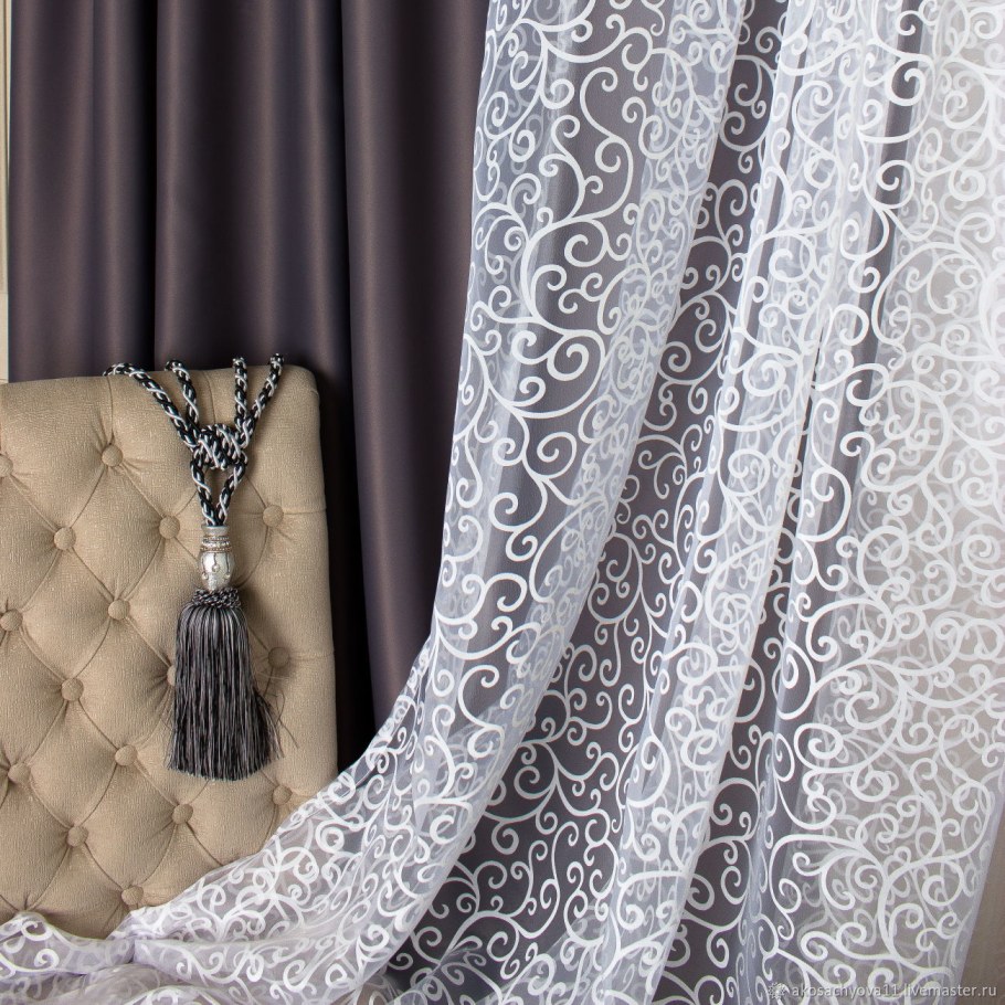 Шторы с вензелями в интерьере