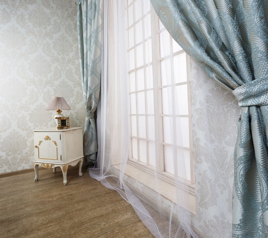 Шторы к обоям с вензелями