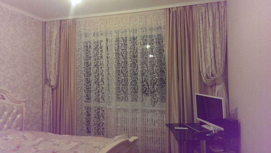 Шторы с вензелями в интерьере