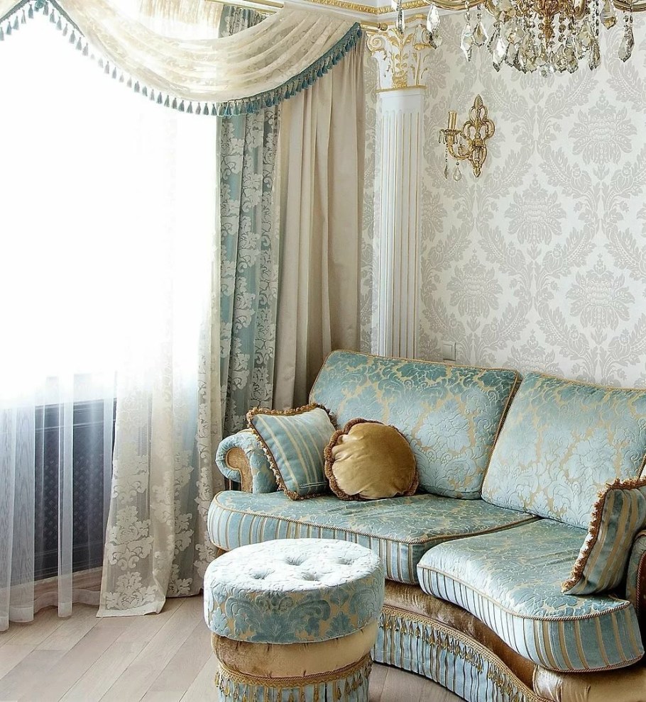 Голубые шторы с вензелями в интерьере