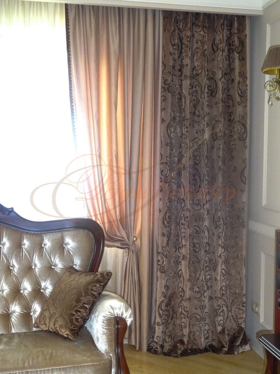 Шторы с вензелями в интерьере