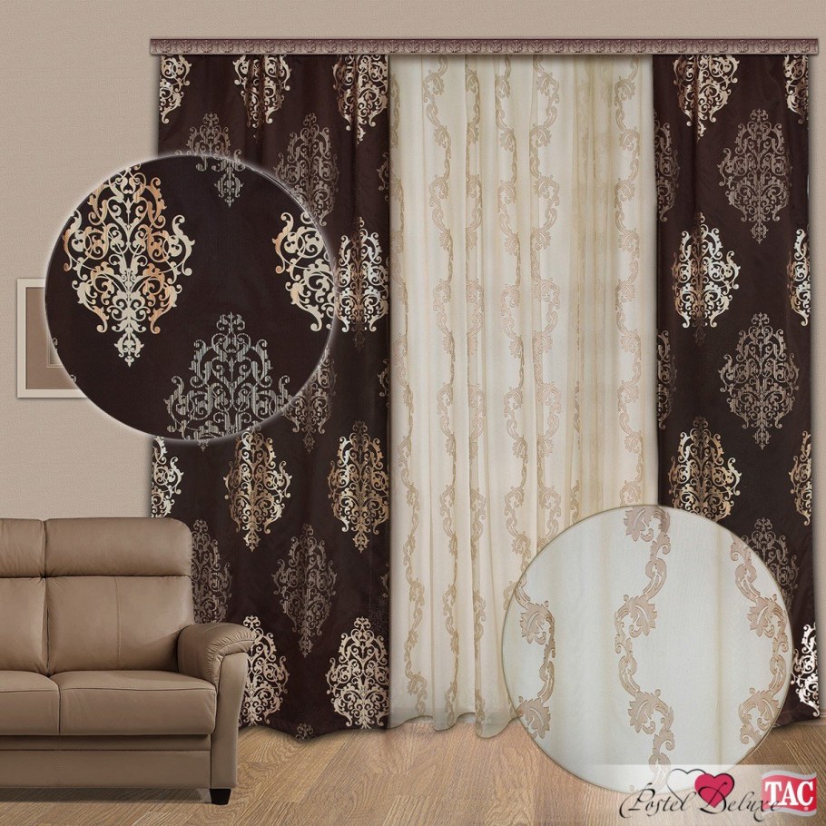 Шторы с вензелями в интерьере гостиной