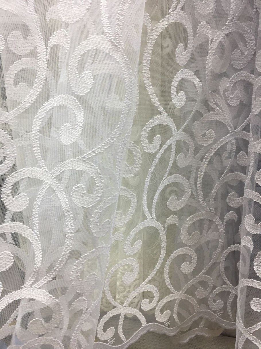 Красивые белая тюль с ажуром в интерьере
