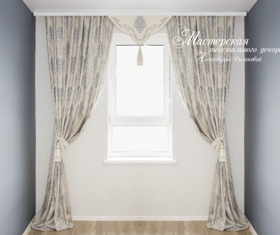 Шторы в гостиную с вензелями