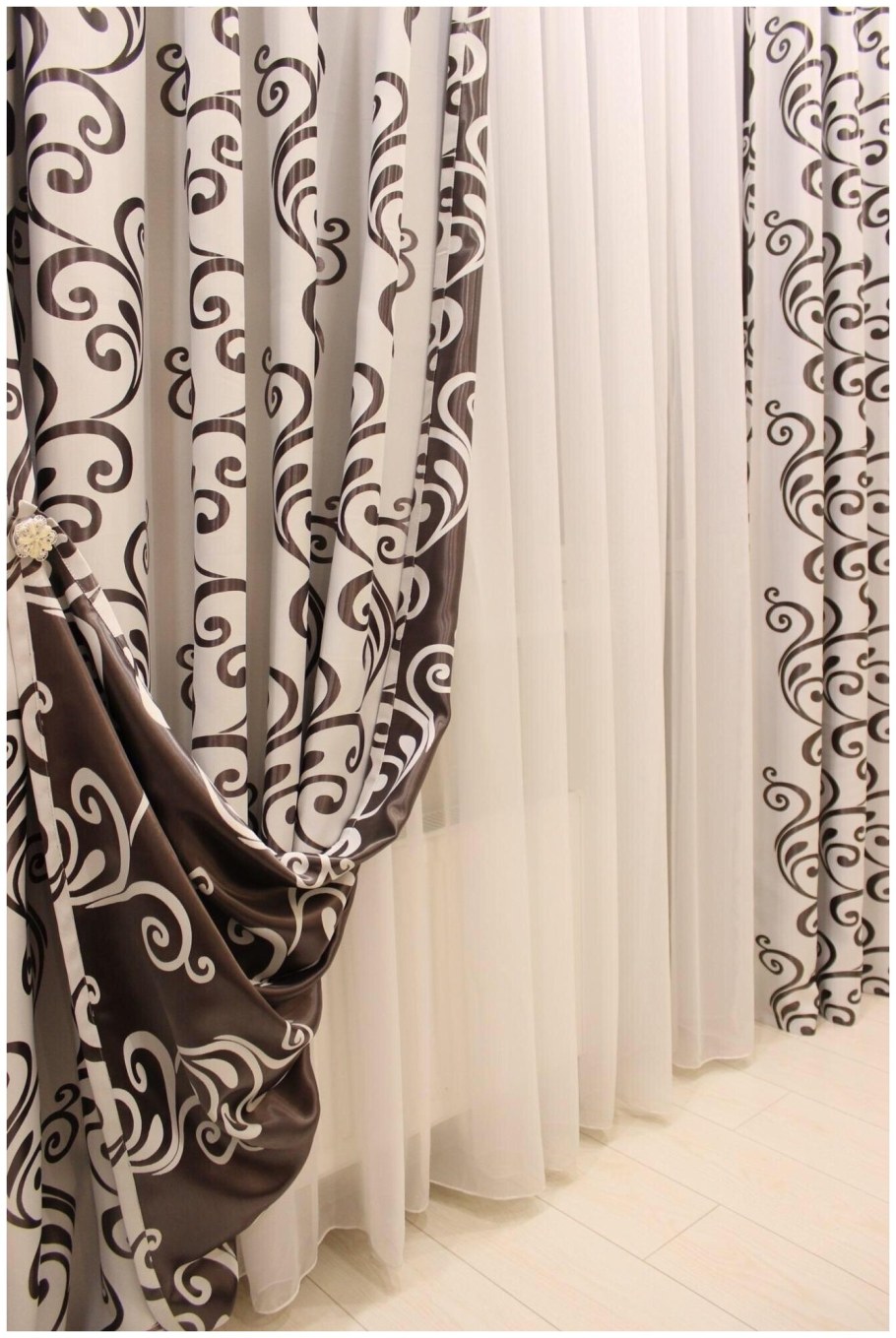 Коричневые шторы с вензелями