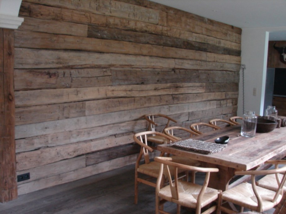 Необработанная доска в интерьере