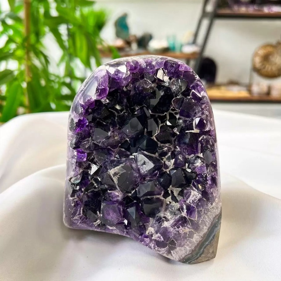 Чароит жеода