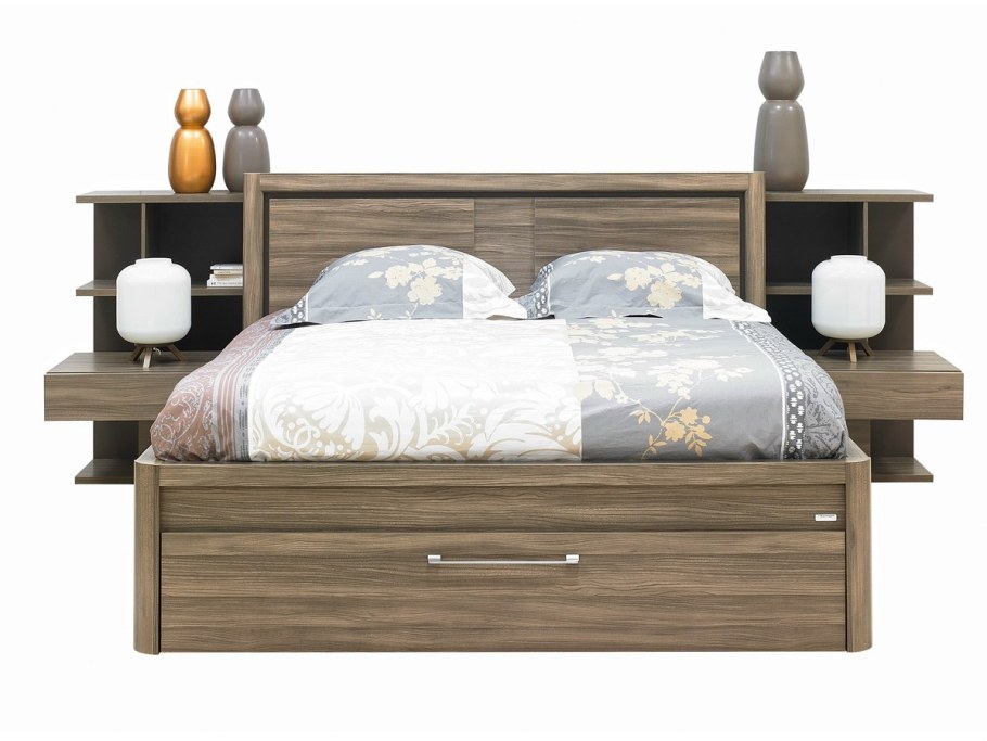 Кровать с полками в изголовье