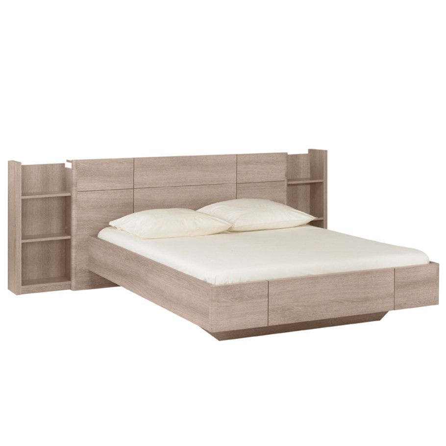 Двуспальная кровать с тумбочками в изголовье