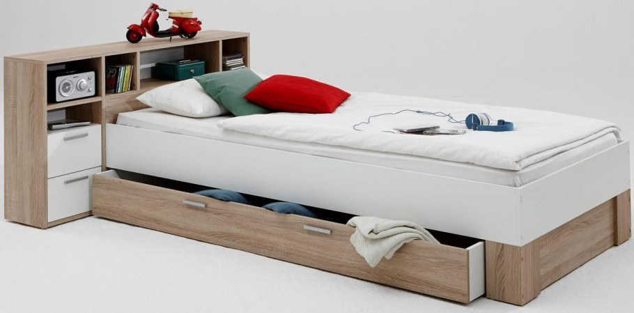 Кровать с выдвижными ящиками и полками