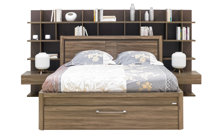 Кровать с полочками в изголовье