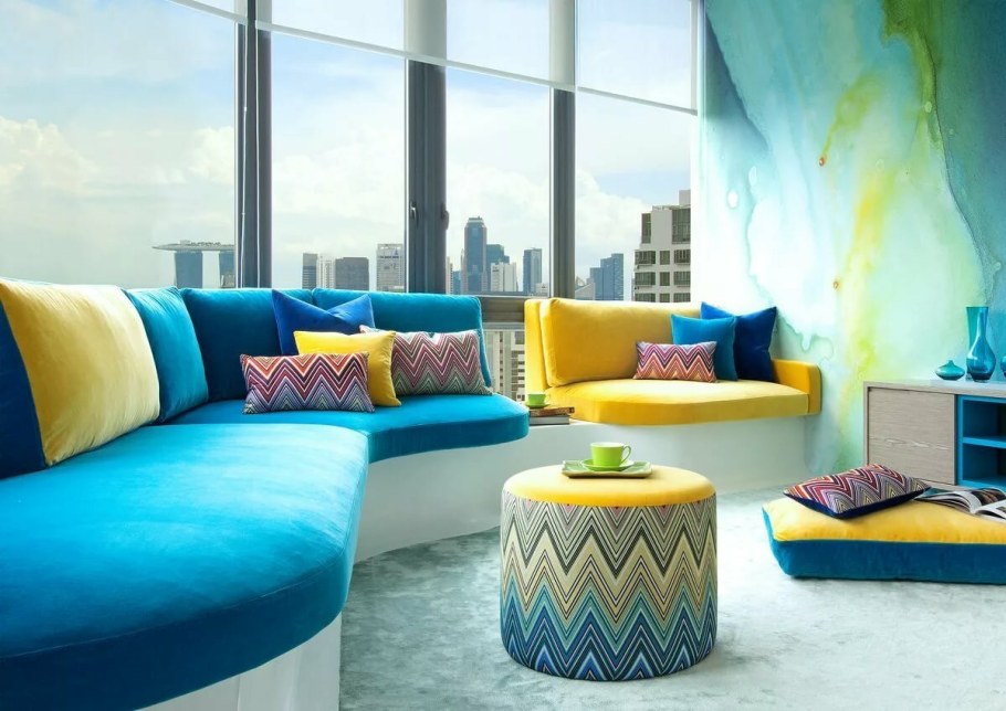 Разноцветные диваны в интерьере