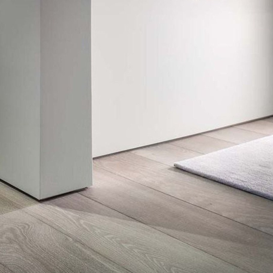 Плинтус напольный скрытый