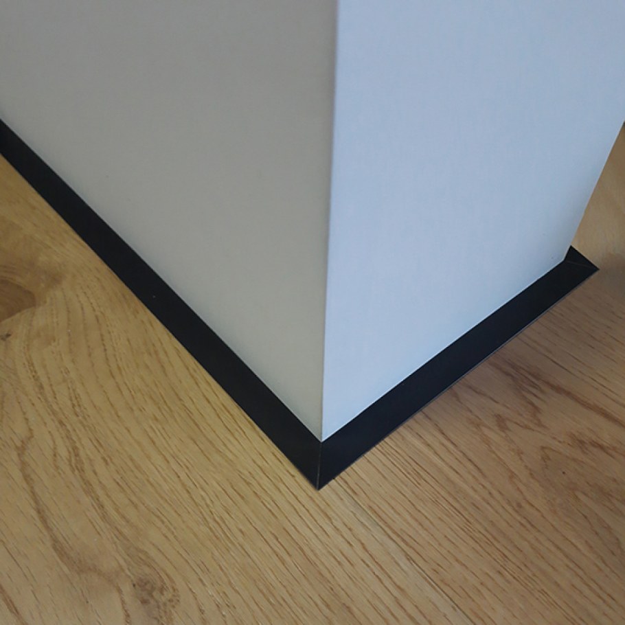 Микро плинтус лайн Ликорн с-03.25.3 чёрный