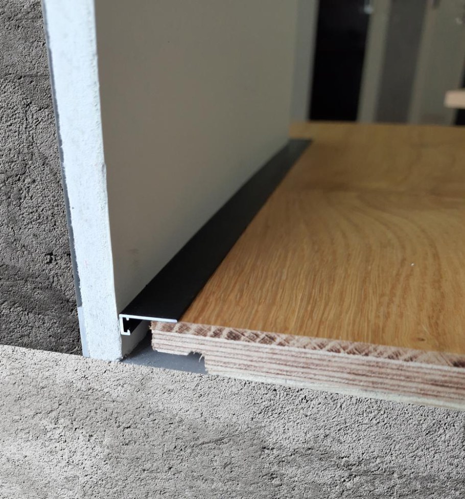 Микроплинтус лайн Ликорн с-05.25.3 чёрный