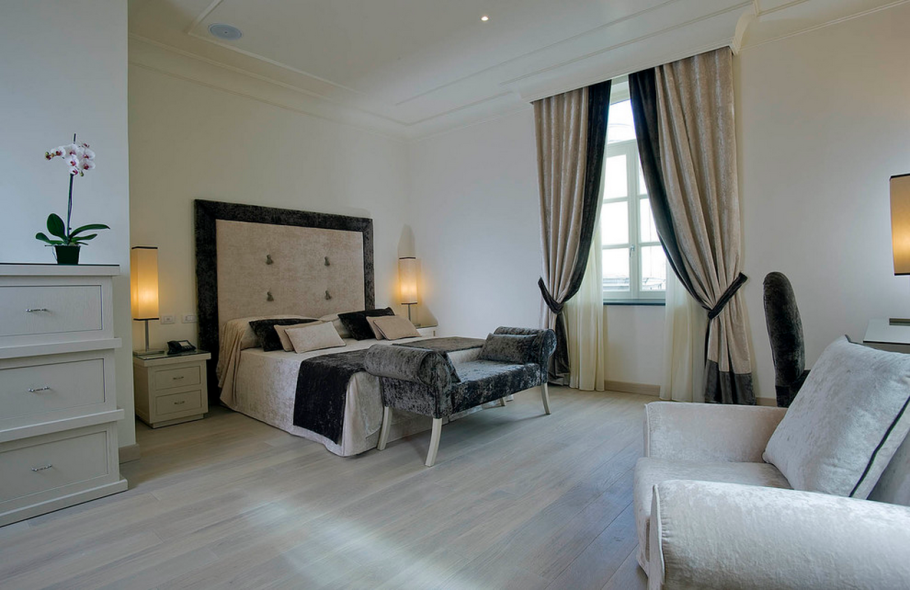 Интерьер спальни с темным ламинатом