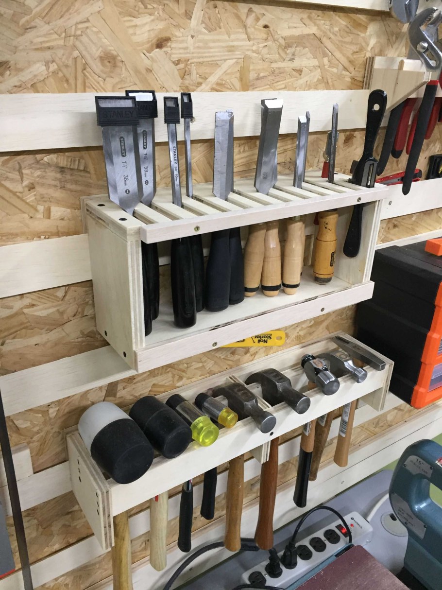 Полки для инструмента в мастерской